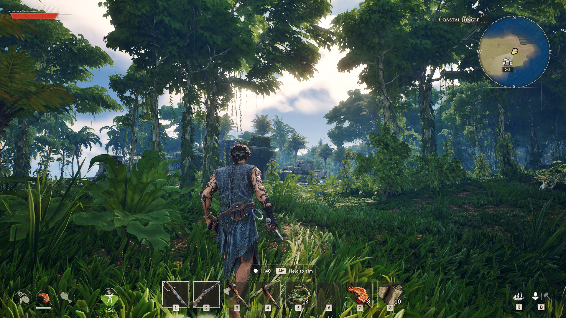 「Coastal Jungle」エリアの探索場面。日差しの差し込む熱帯のジャングルを、タトゥーの入った主人公が背面視点で歩いている